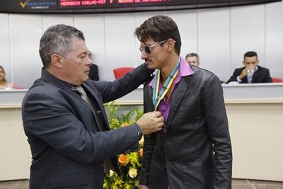 Cantor Léo Nascimento recebe Medalha do Mérito Legislativo
