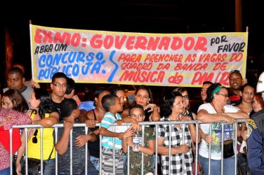 Governador vira alvo de protesto durante desfile na capital