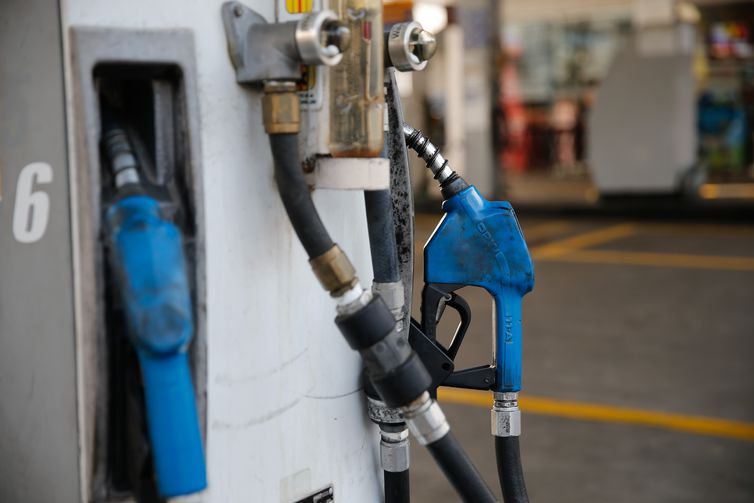 ECONOMIA: Gasolina vendida nas refinarias está mais cara a partir de hoje