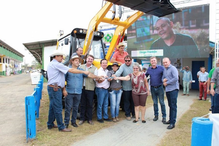 SETOR PRODUTIVO: Governo entrega maquinários, incentiva agroindústrias e fortalece agricultura familiar