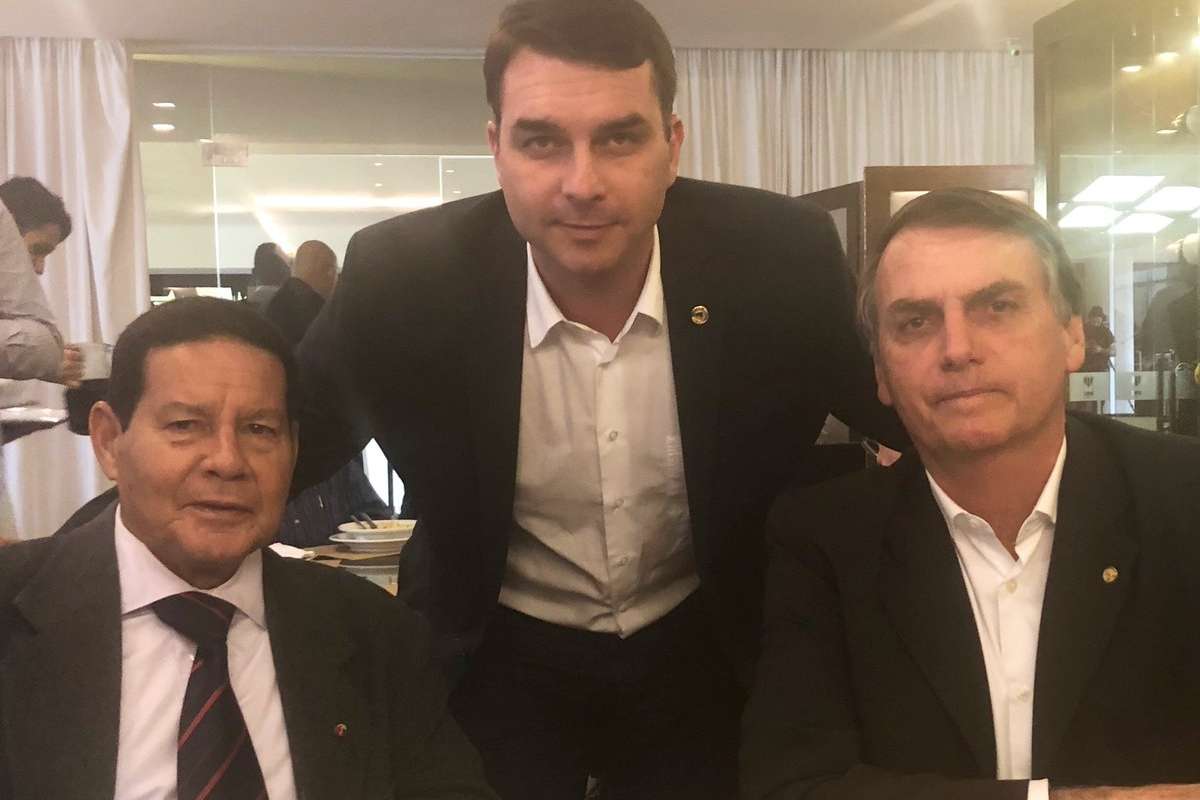 R$1,2 MILHÕES: Coaf relata conta de ex-assessor de Flávio Bolsonaro