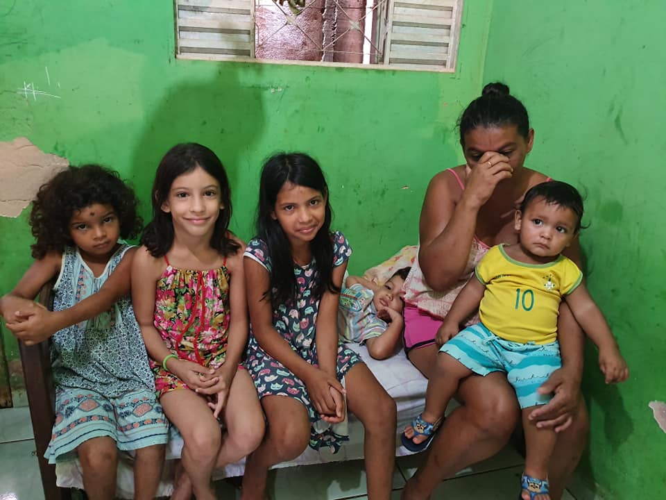 SOZINHA: Mãe de cinco filhos pede ajuda para comida, material escolar e roupas