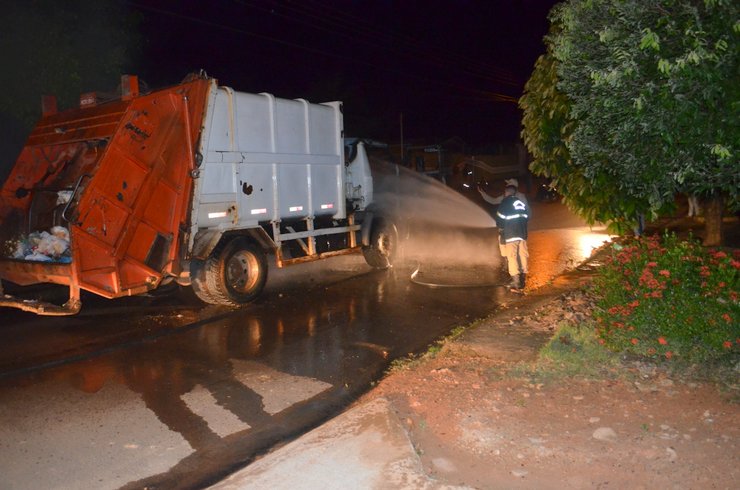 Caminhão de coleta de lixo pega fogo em via pública – Vídeo