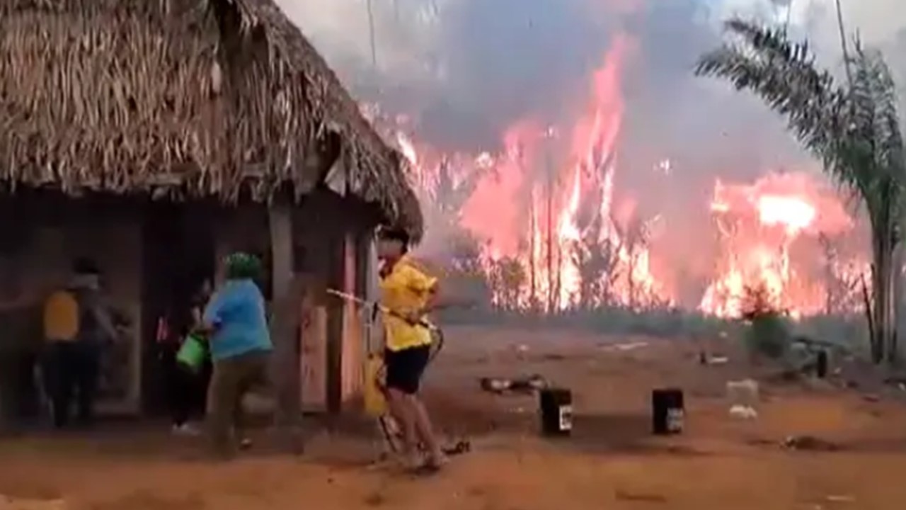 GRITOS E DESESPERO: Fogo consume floresta e casas onde nasce principais afluentes do rio Guaporé 