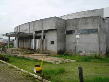 Anfiteatro de Ouro Preto vira mijódromo e motel na Praça da Liberdade