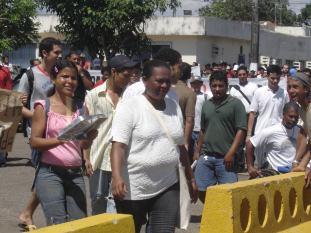 Confira mais fotos dos manifestantes e polícia frente a ALE/RO