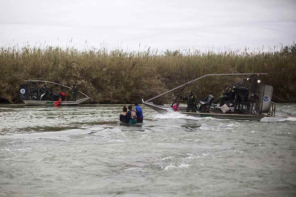 ANGUSTIA: Criança brasileira desaparece em rio na fronteira de EUA e México