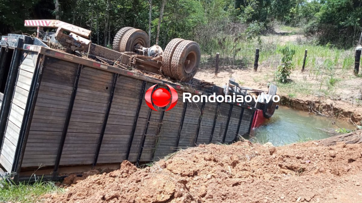 DESGOVERNADO: Caminhão boiadeiro capota dentro de riacho na zona rural 