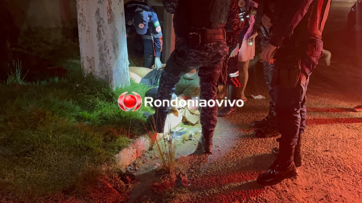 VÍDEO: Motociclista fica seriamente ferido após bater contra poste