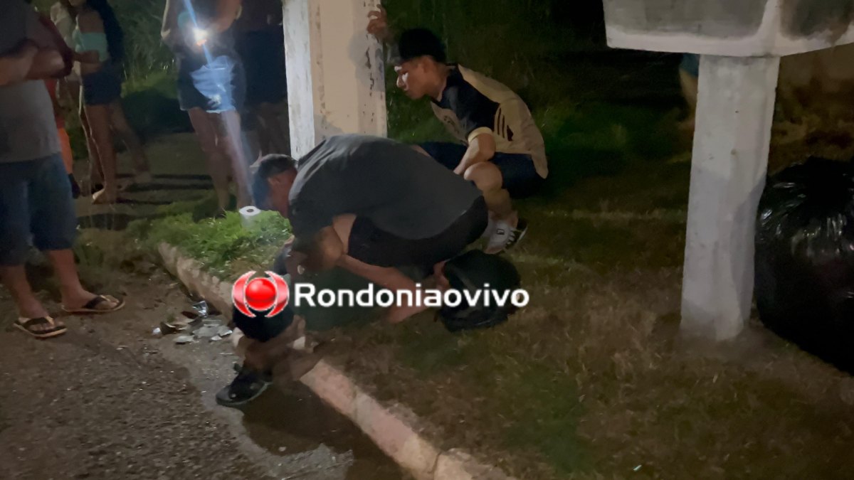 VÍDEO: Motociclista fica seriamente ferido após bater contra poste