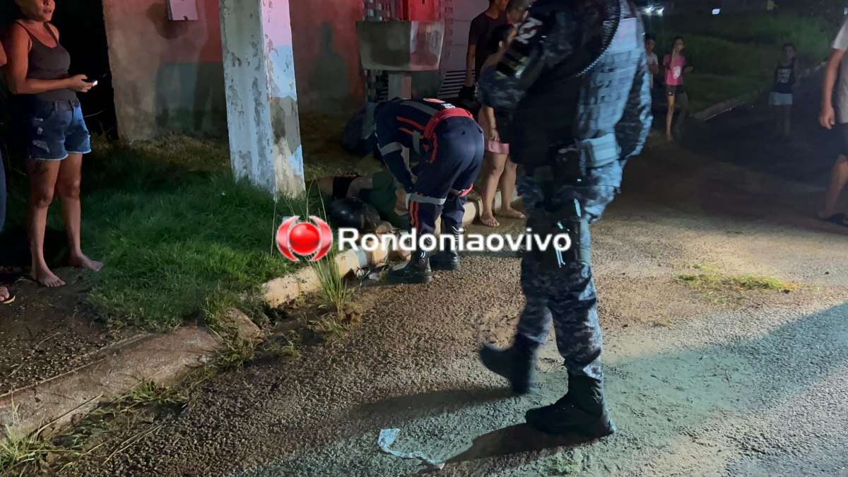 VÍDEO: Motociclista fica seriamente ferido após bater contra poste