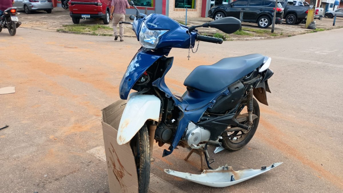 VÍDEO: Mulher em Honda Biz avança cruzamento e fica em estado grave após acidente 