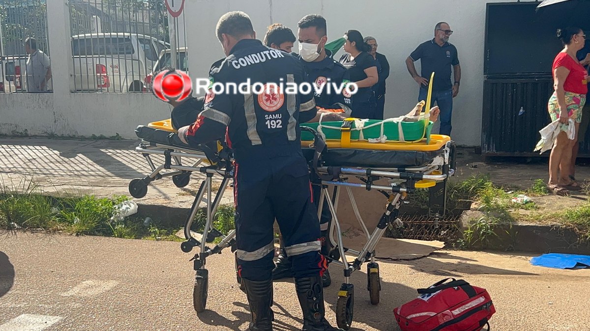 VÍDEO: Condutor de Honda Pop tem fratura exposta na perna ao avançar cruzamento