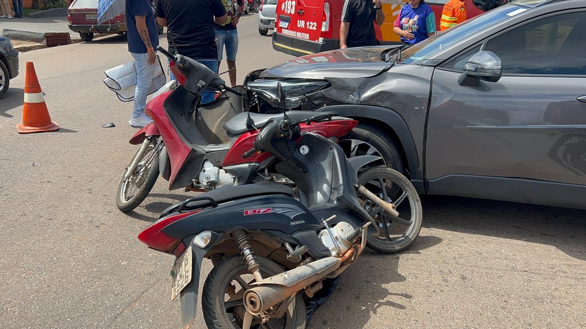URGENTE: Criança e duas mulheres ficam feridas após acidente entre motos e carro