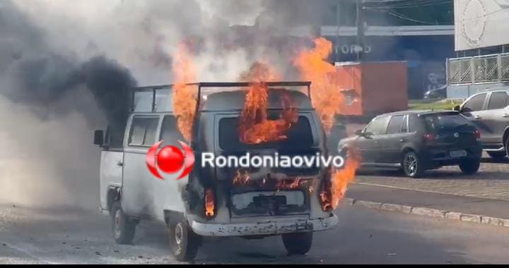 VÍDEO: Kombi pega fogo no meio de avenida na frente de escola militar 