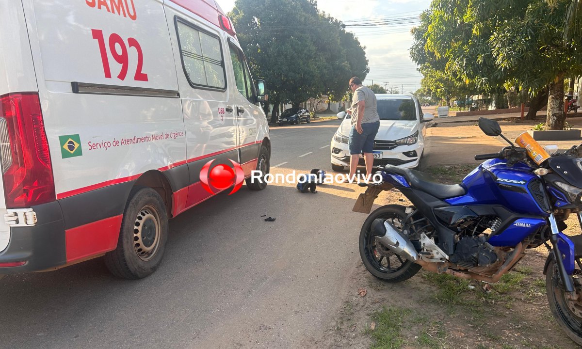 VÍDEO: Moto app olhando o celular colide em carro estacionado na contramão 