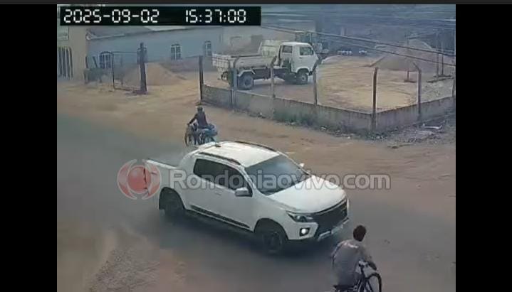 INVADIU: Vídeo flagra momento que ciclista é atropelado por caminhonete 