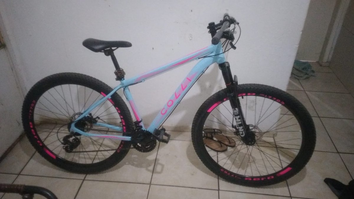 VÍDEO: Ladrão é filmado furtando bicicleta e caixa de som em vila de apartamentos