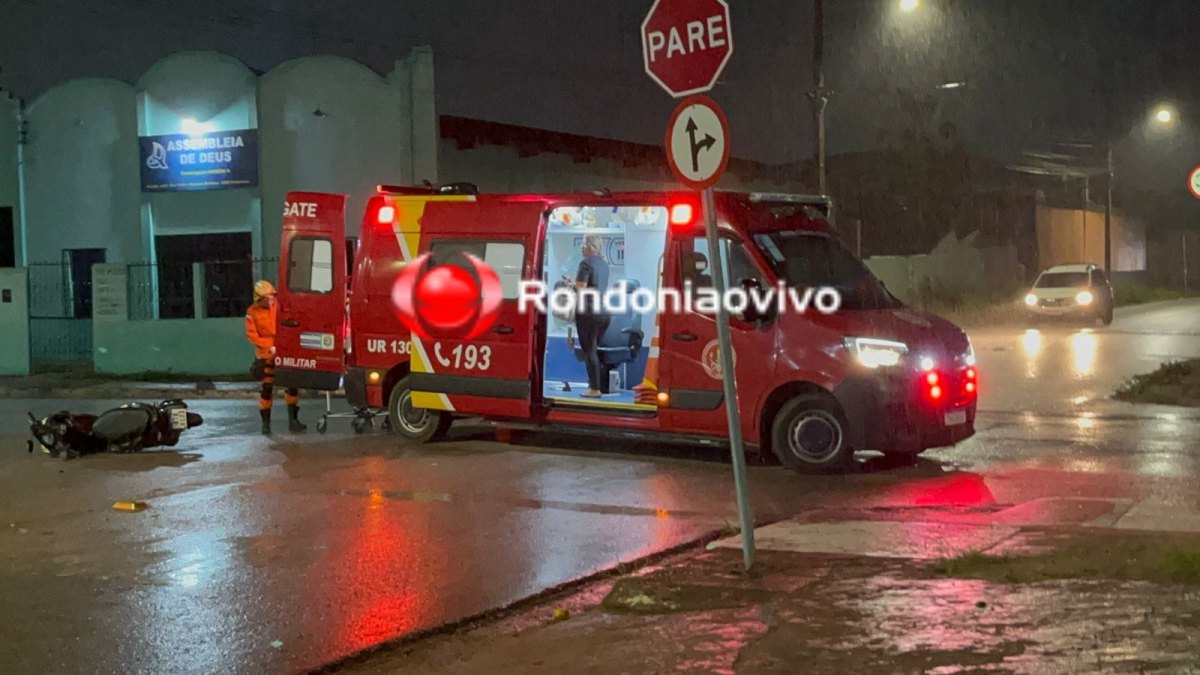 URGENTE: Mulher em moto fica desacordada e motorista foge após causar acidente 