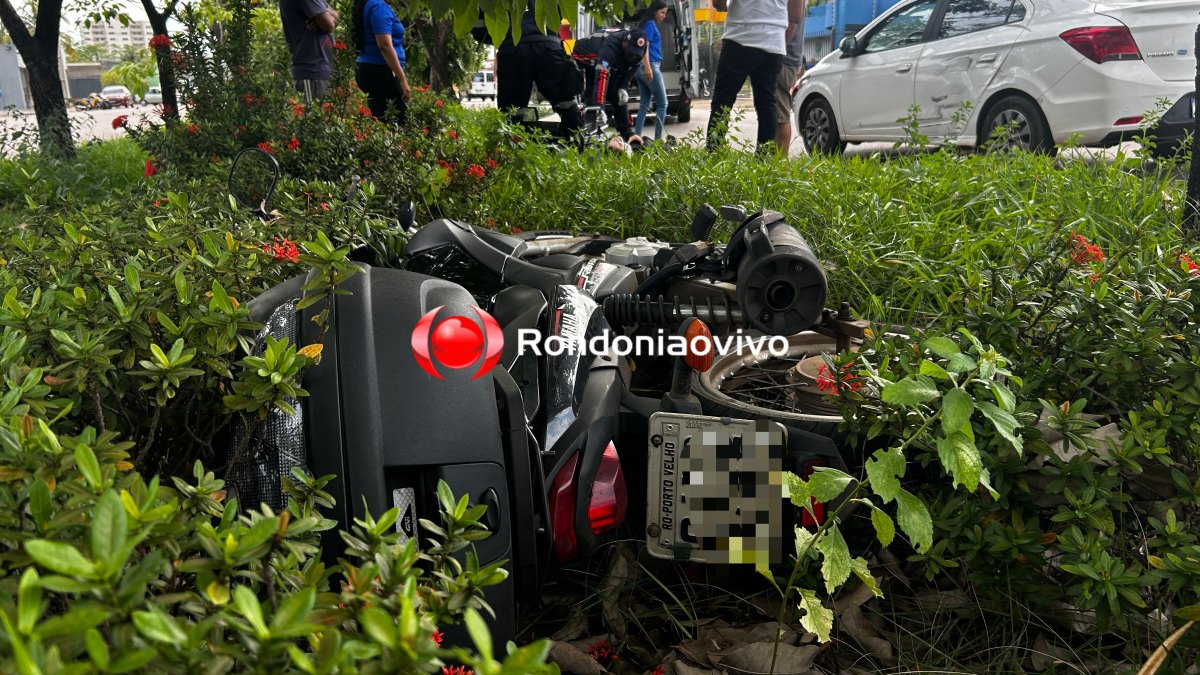 URGENTE: Mulher em motocicleta bate em árvore após colidir em carro