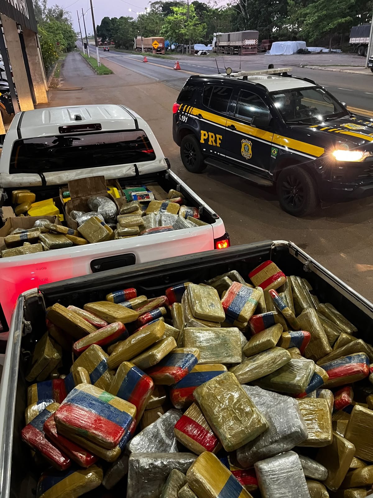 MAIS DE MEIA TONELADA: Caminhoneiro é preso com 625 quilos de skunk e cocaína na BR-364