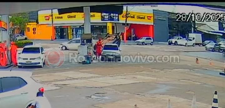 CAPOTAMENTO: Vídeo mostra carro atingindo Celta que abastecia em posto de combustíveis 