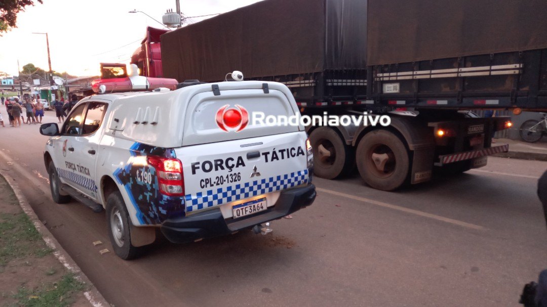 NA AMBULÂNCIA: Após morte de jovem atropelada por carreta, PM prende piloto de moto armado