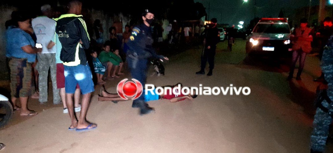 VÍDEO: Dupla em moto tenta matar 'Dentinho' a tiros em frente a quadra de esportes 