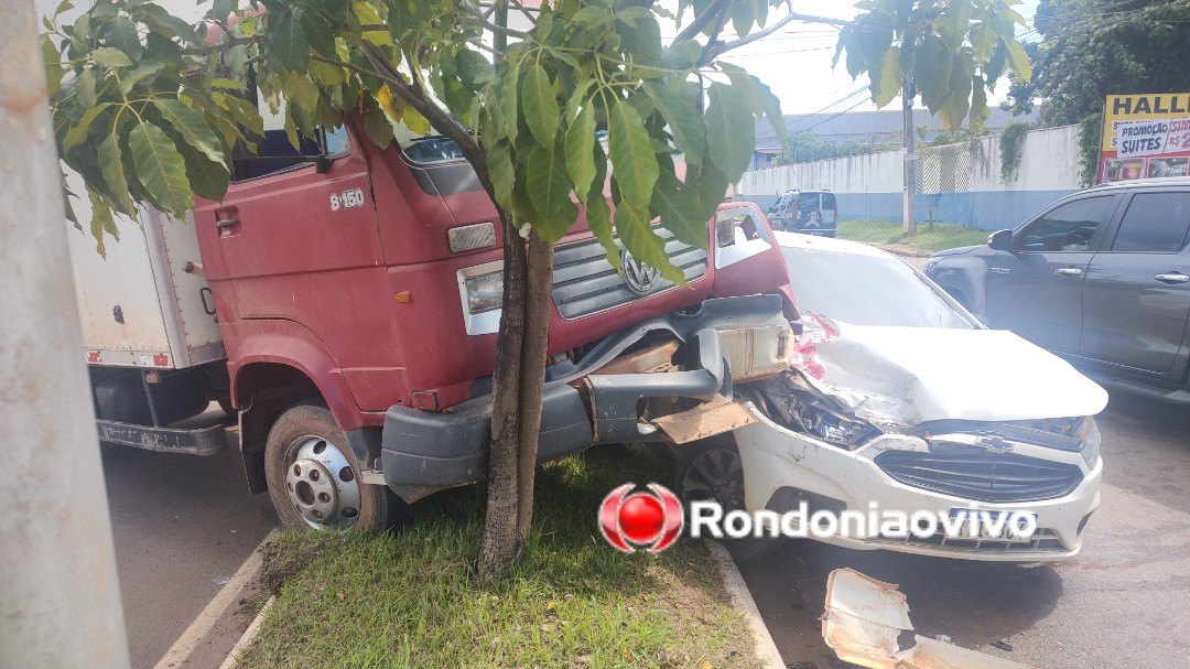 PLANTÃO RONDONIAOVIVO: Grave colisão envolvendo caminhão e carro de passeio na Rio Madeira