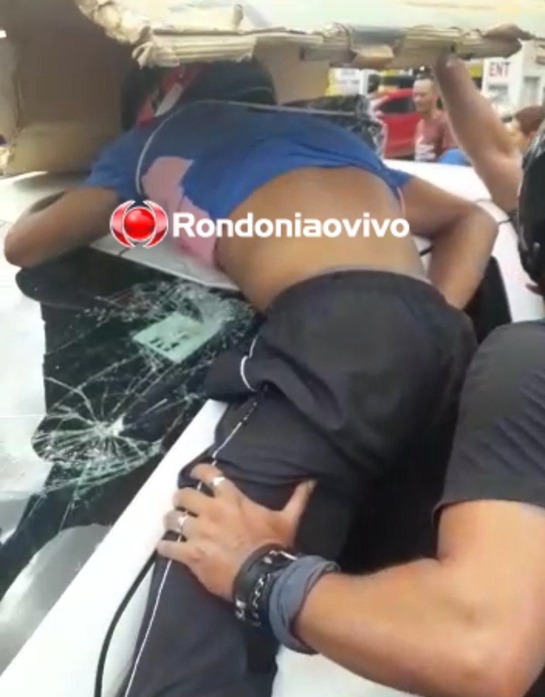 NA JATUARANA: Motociclista vai parar em cima de carro após grave batida