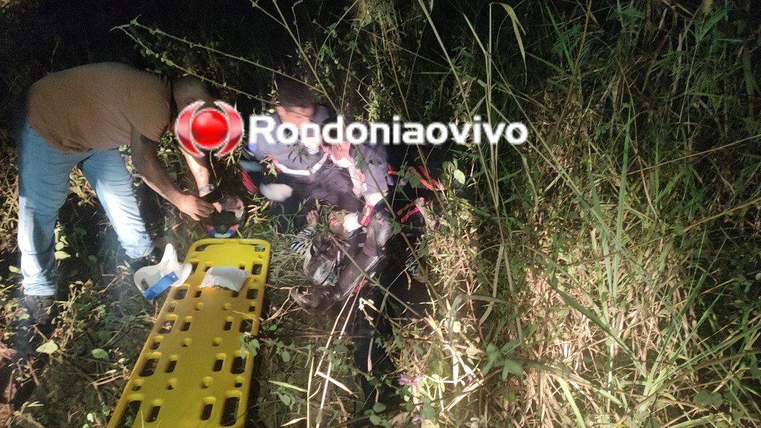 DESVIOU DE BUEIRO: Mulher em motocicleta fica ferida ao passar direto em curva