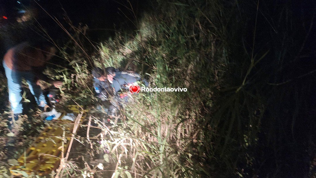 DESVIOU DE BUEIRO: Mulher em motocicleta fica ferida ao passar direto em curva