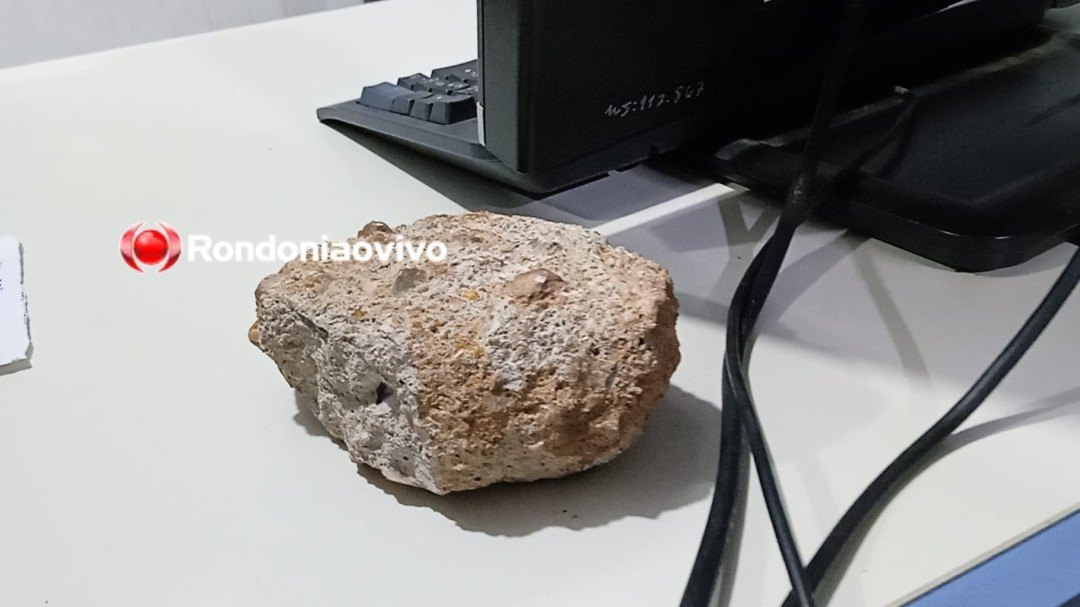 VANDALISMO: PM prende homem flagrado apedrejando totem de segurança 