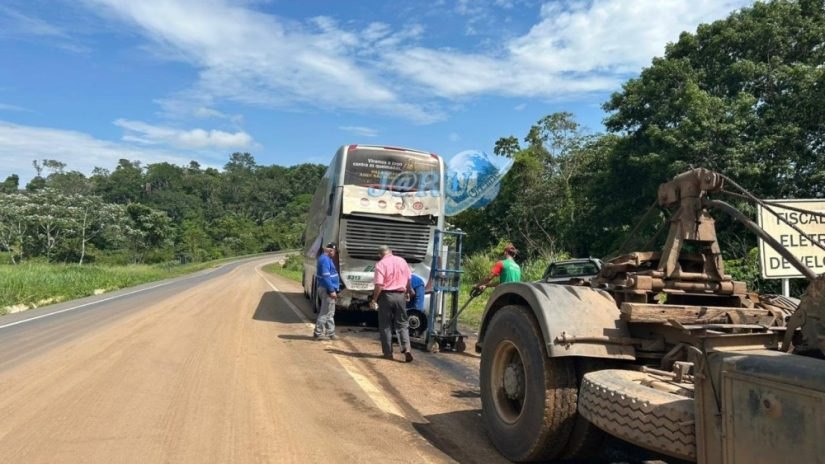 CURVA DA MORTE: Ônibus com 28 passageiros é atingido por caminhão na BR-364