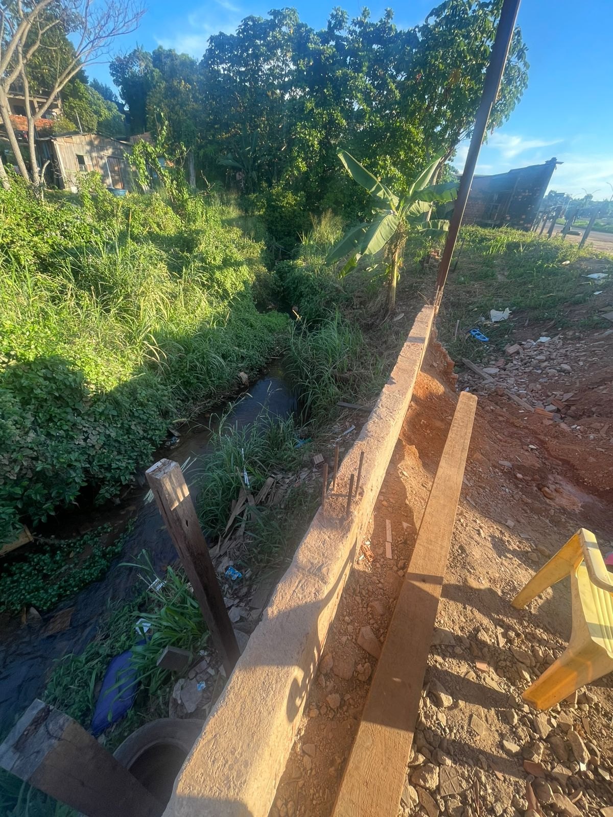 PASTOR EVANILDO: Moradores do bairro Floresta sofrem com canal entupido; vereador cobra limpeza urgente