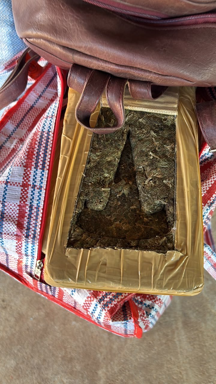 COMPARSAS CORRERAM: Bolivianas são presas com 101 quilos de maconha e moto roubada