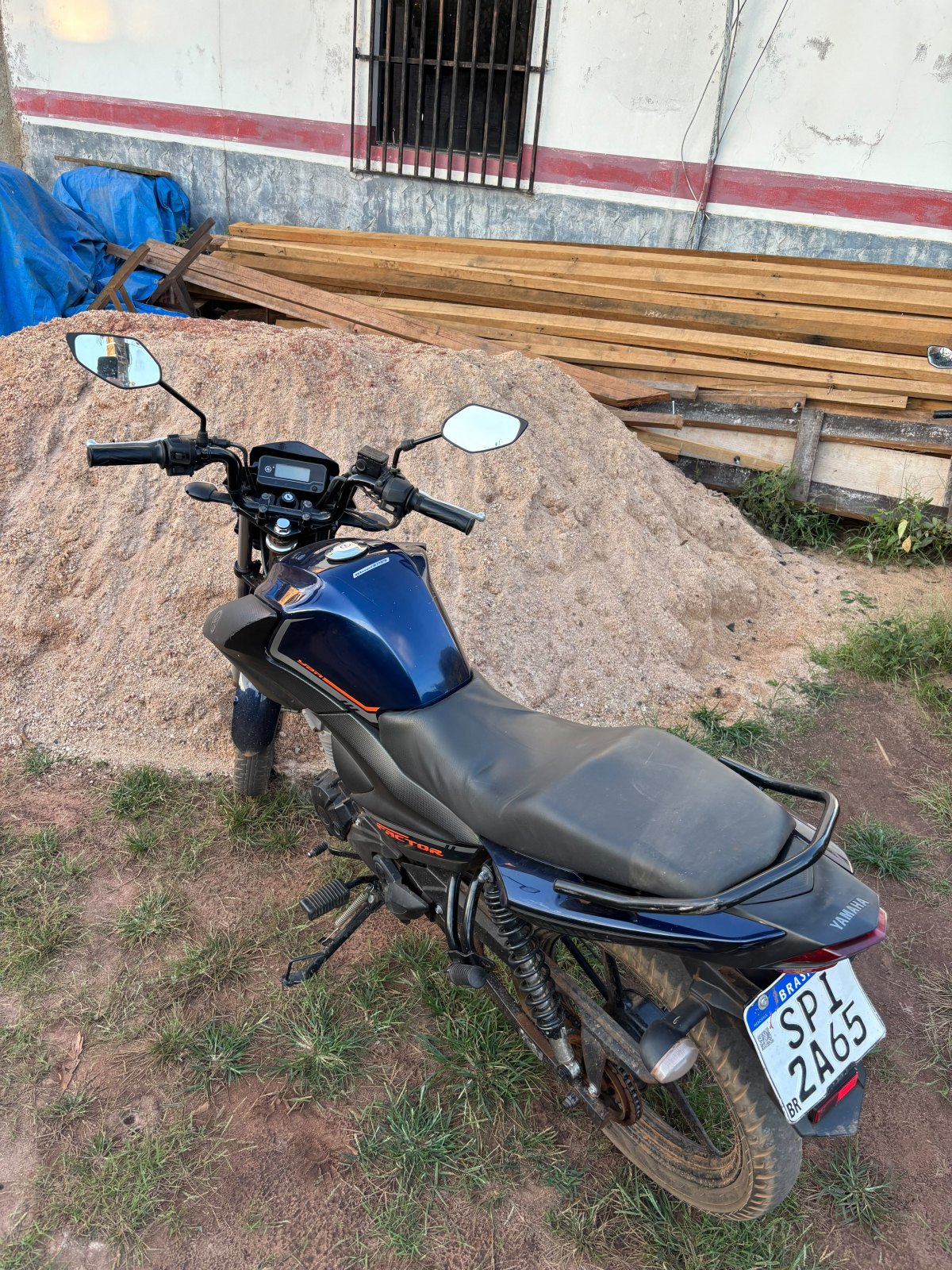 COMPARSAS CORRERAM: Bolivianas são presas com 101 quilos de maconha e moto roubada