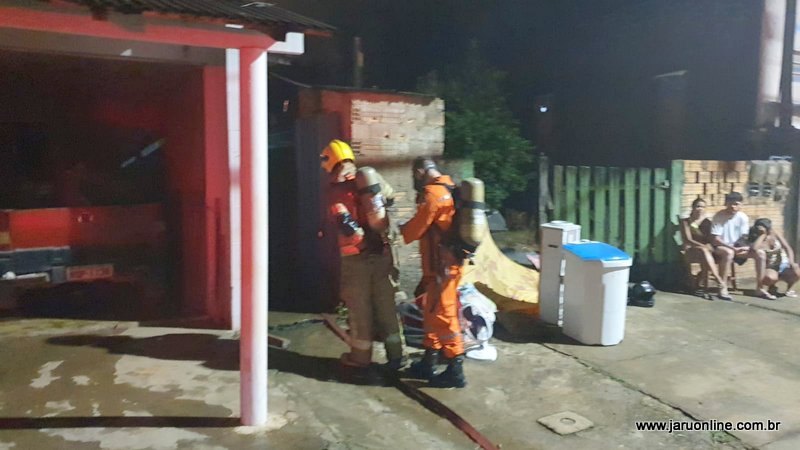 INCONFORMADO: Homem não aceita ser rejeitado por mulher e ateia fogo na residência dela
