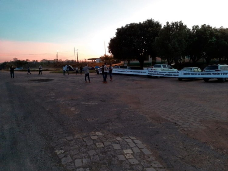 JARU: Produtores acampam em frente a laticínio por falta de pagamento do leite