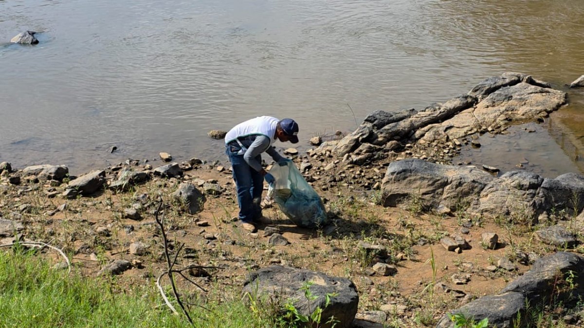 MEIO AMBIENTE: Jaru retira 15 m³ de resíduos às margens do Rio Jaru