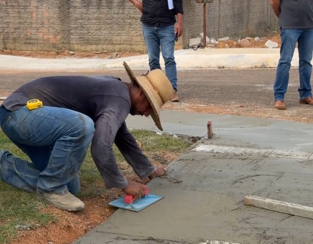 LEBRINHA: Deputada acompanha obra de calçadas em Seringueiras