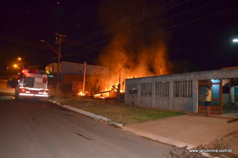 JARU: Incêndio destrói residência localizada no setor 07 nesta madrugada 