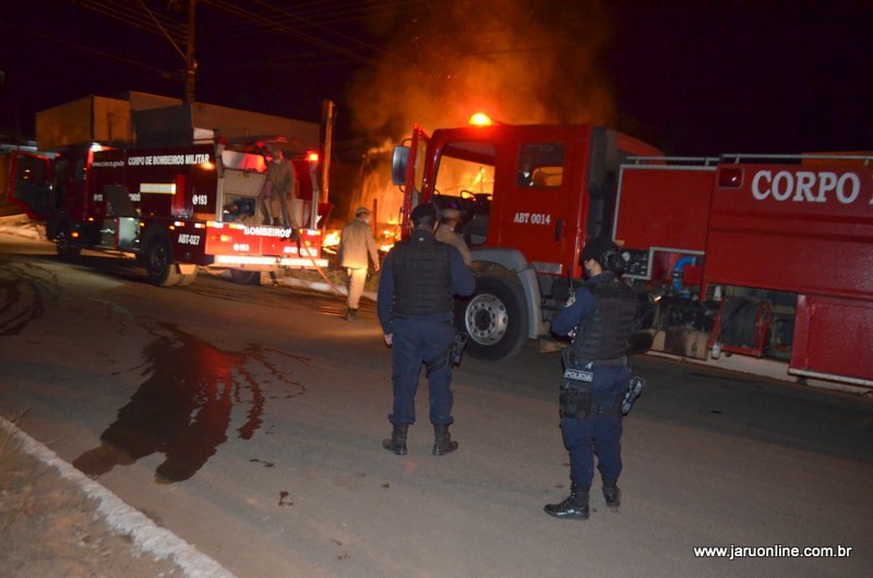JARU: Incêndio destrói residência localizada no setor 07 nesta madrugada 