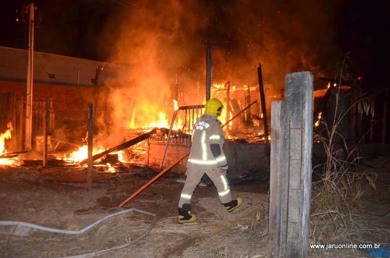 JARU: Incêndio destrói residência localizada no setor 07 nesta madrugada 