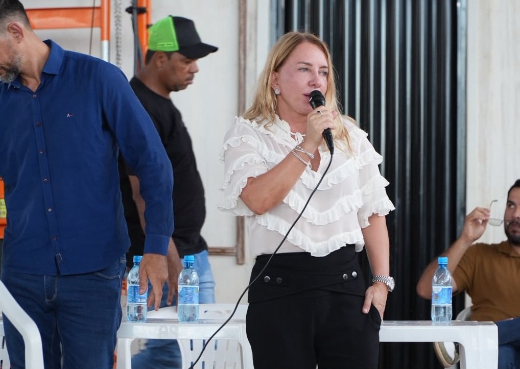 IEDA CHAVES: Deputada destina carreta basculante para associação rural em Espigão do Oeste