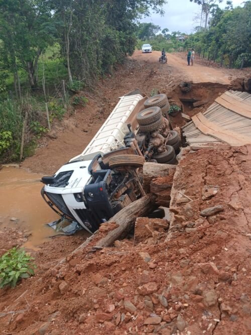 ACIDENTE: Caçamba da prefeitura cai de ponte na zona rural