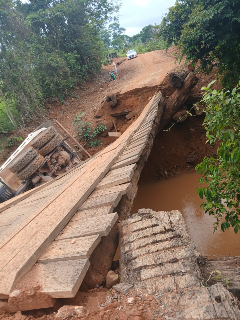 ACIDENTE: Caçamba da prefeitura cai de ponte na zona rural