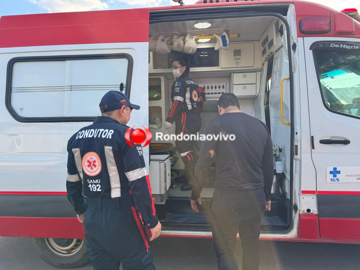 VÍDEO: Moto app olhando o celular colide em carro estacionado na contramão 