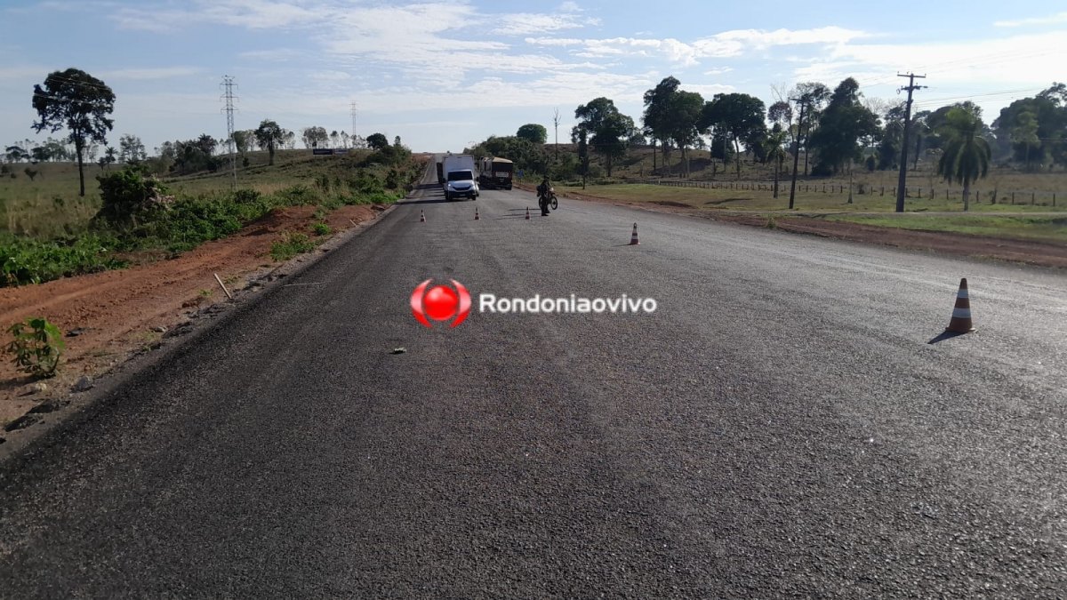 URGENTE: Motociclista sofre grave queda na BR-364 ao passar por pedaços de pneus