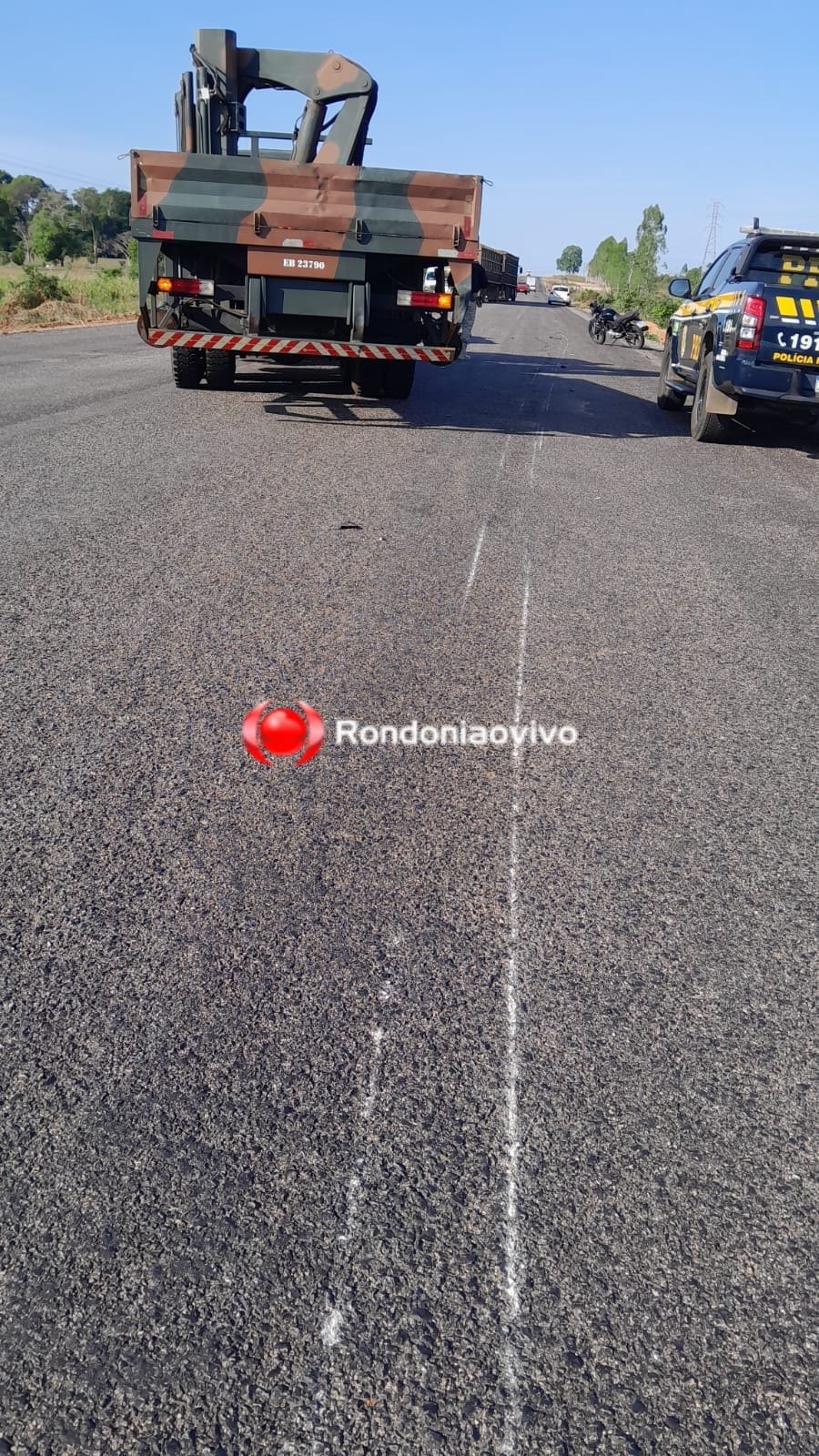 URGENTE: Motociclista sofre grave queda na BR-364 ao passar por pedaços de pneus